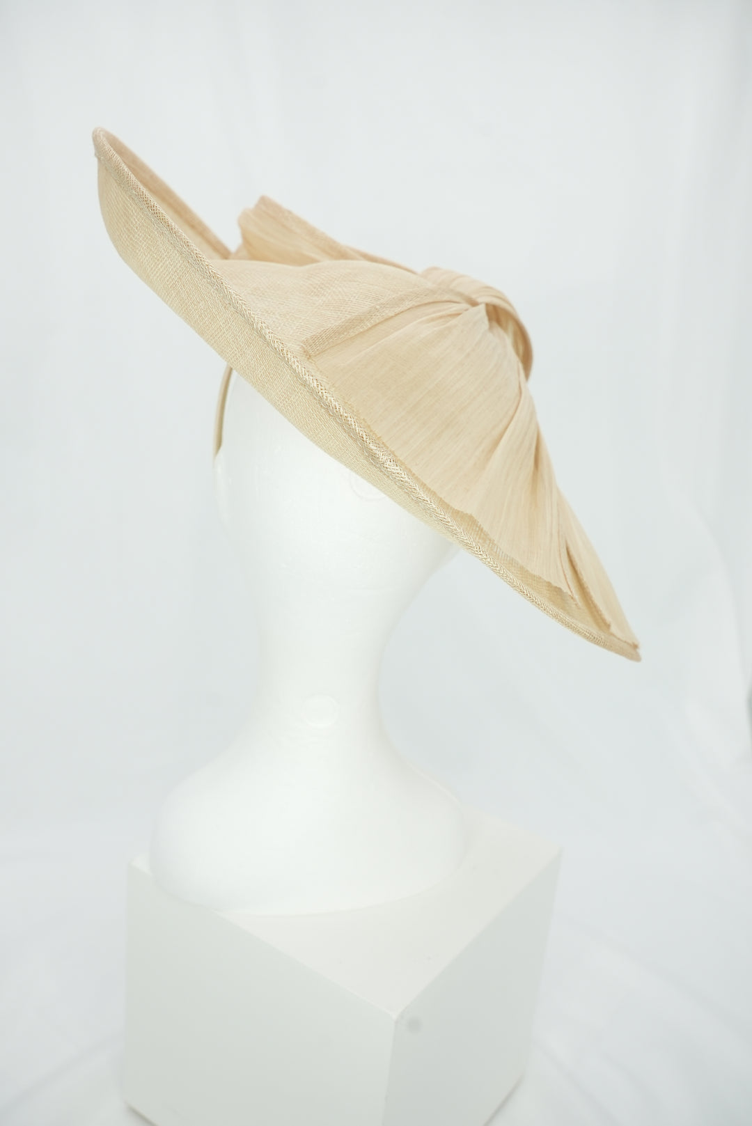 Tellerfascinator mit Schleife beige