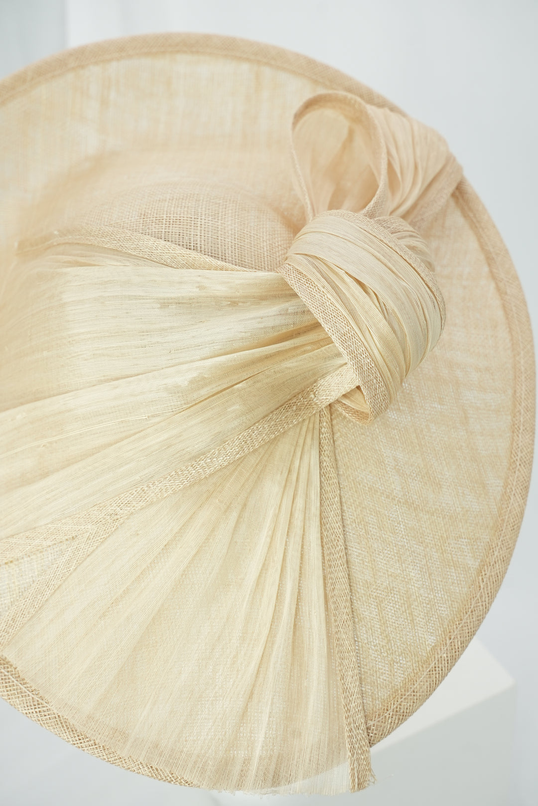 Tellerfascinator mit Schleife beige