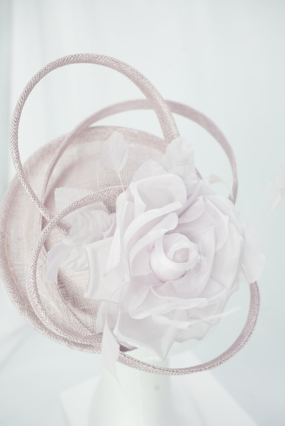 Haarreif-Fascinator mit Blume rosa