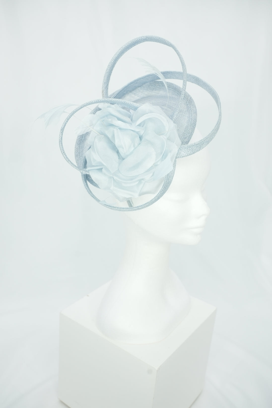 Haarreif-Fascinator mit Blume hellblau