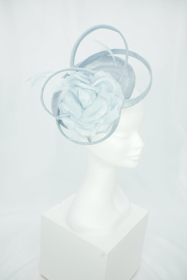 Haarreif-Fascinator mit Blume hellblau