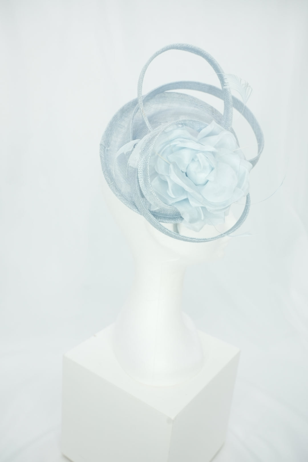 Haarreif-Fascinator mit Blume hellblau