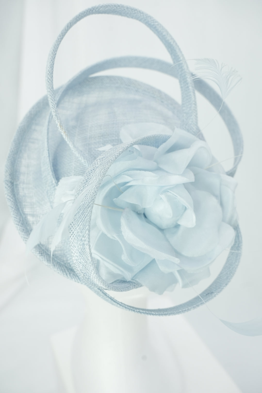 Haarreif-Fascinator mit Blume hellblau