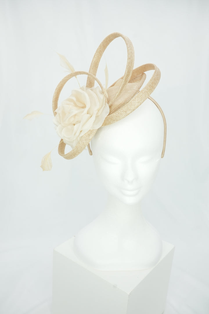 Haarreif-Fascinator mit Blume beige