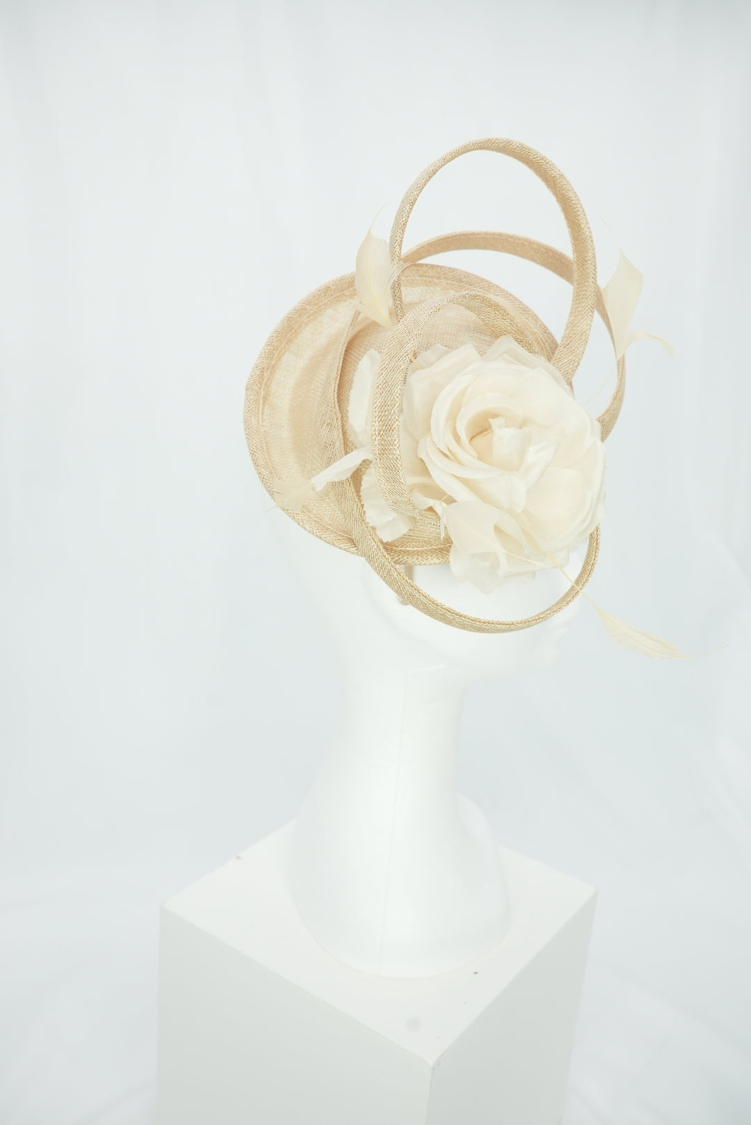 Haarreif-Fascinator mit Blume beige