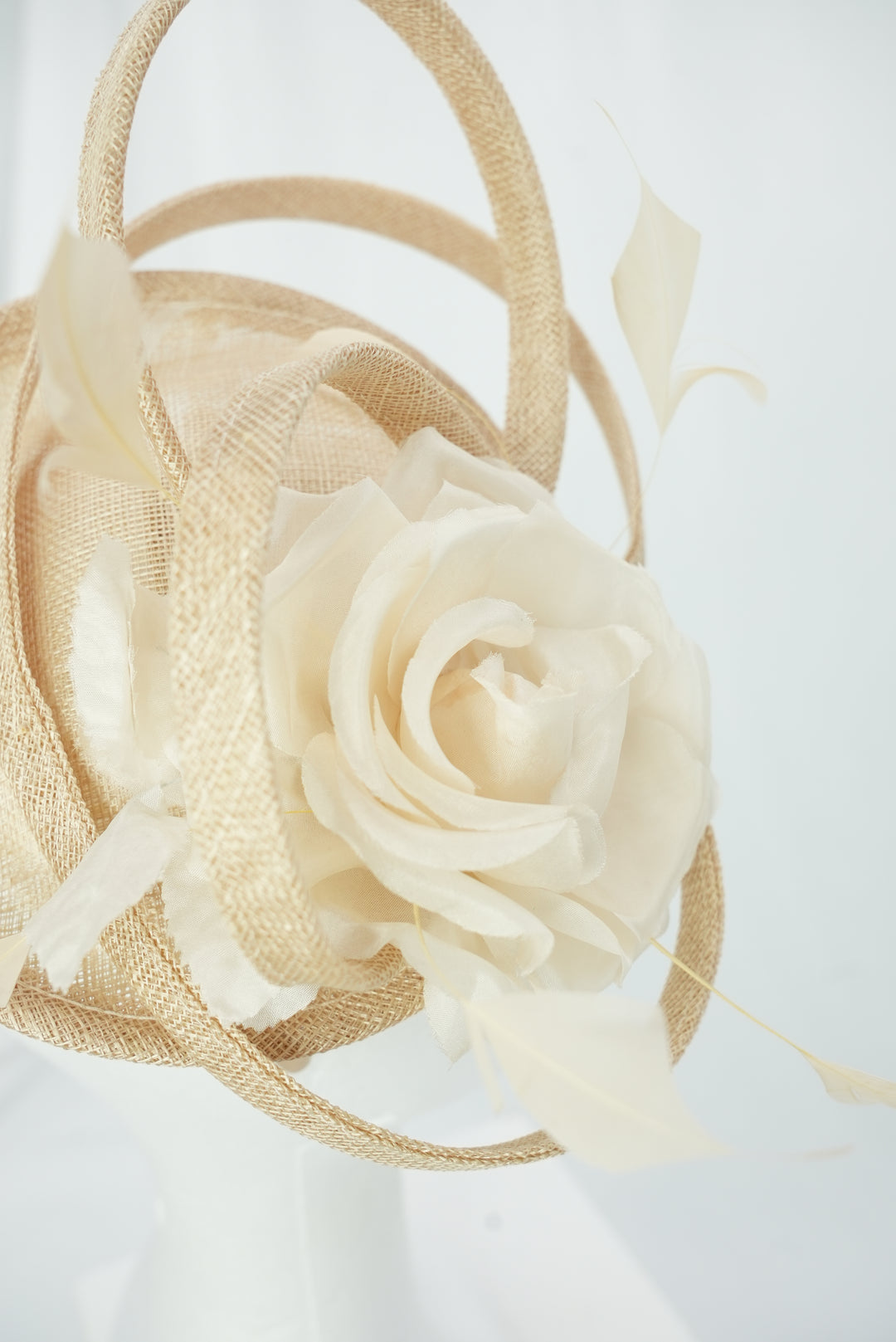 Haarreif-Fascinator mit Blume beige