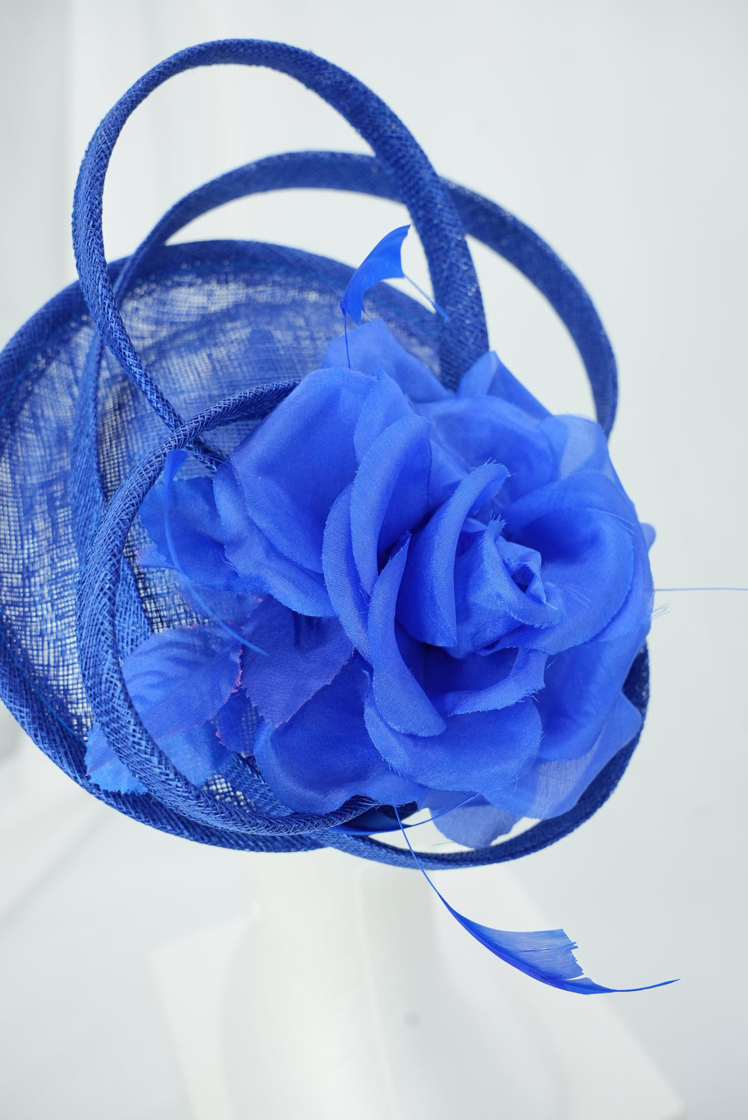Haarreif-Fascinator mit Blume royalblau
