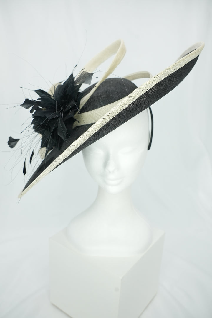 Großer Fascinator mit Federblume schwarz/beige