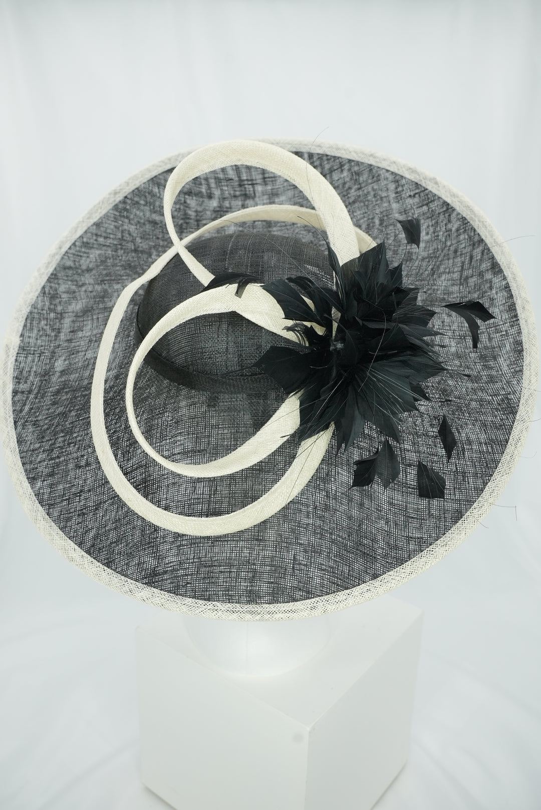 Großer Fascinator mit Federblume schwarz/beige