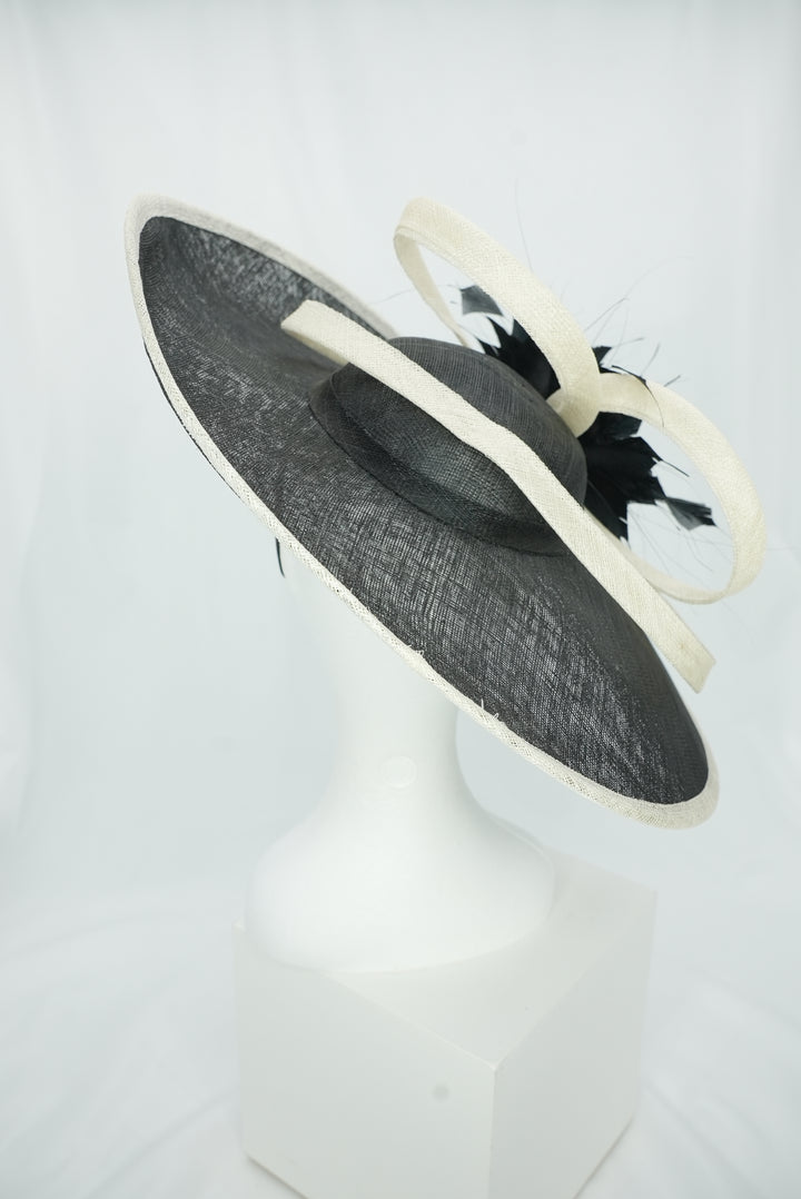 Großer Fascinator mit Federblume schwarz/beige