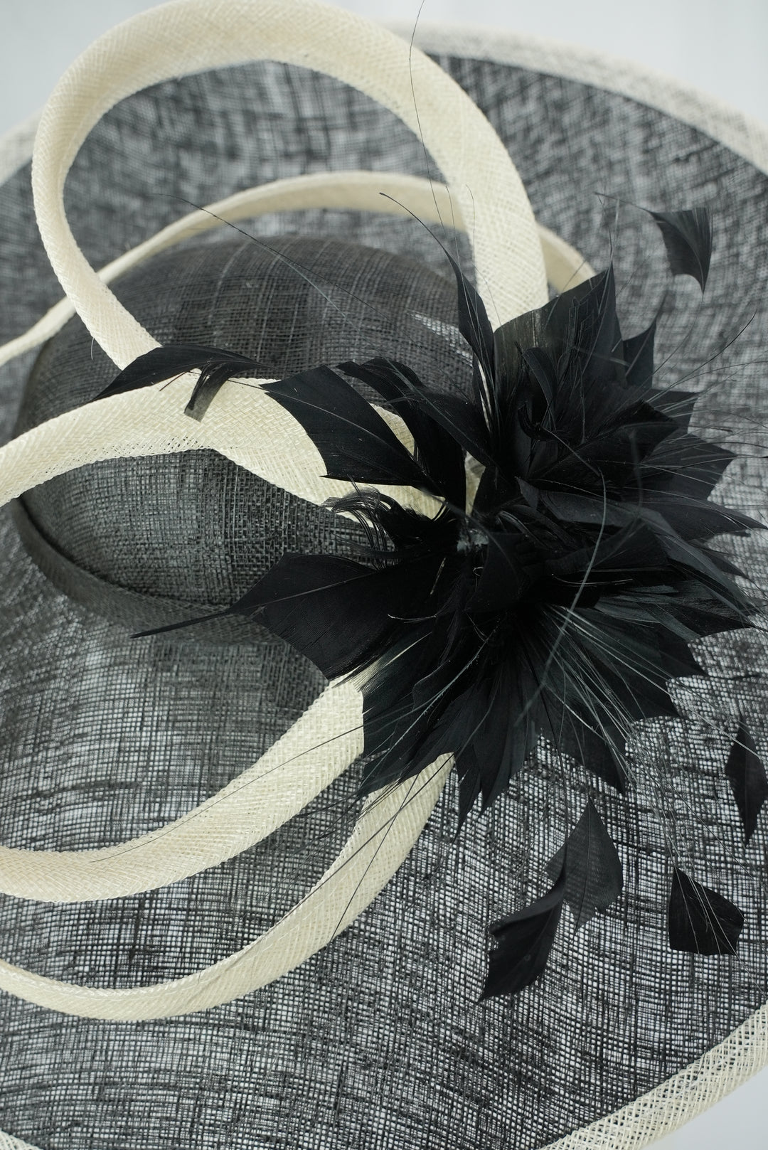 Großer Fascinator mit Federblume schwarz/beige