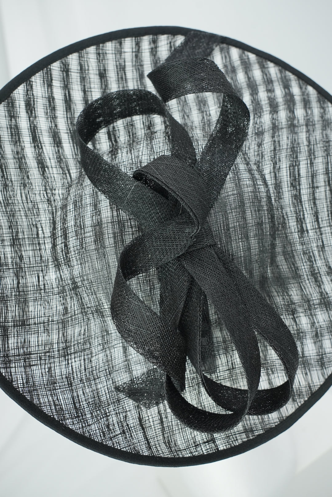 Fascinator rund mit Schleife schwarz