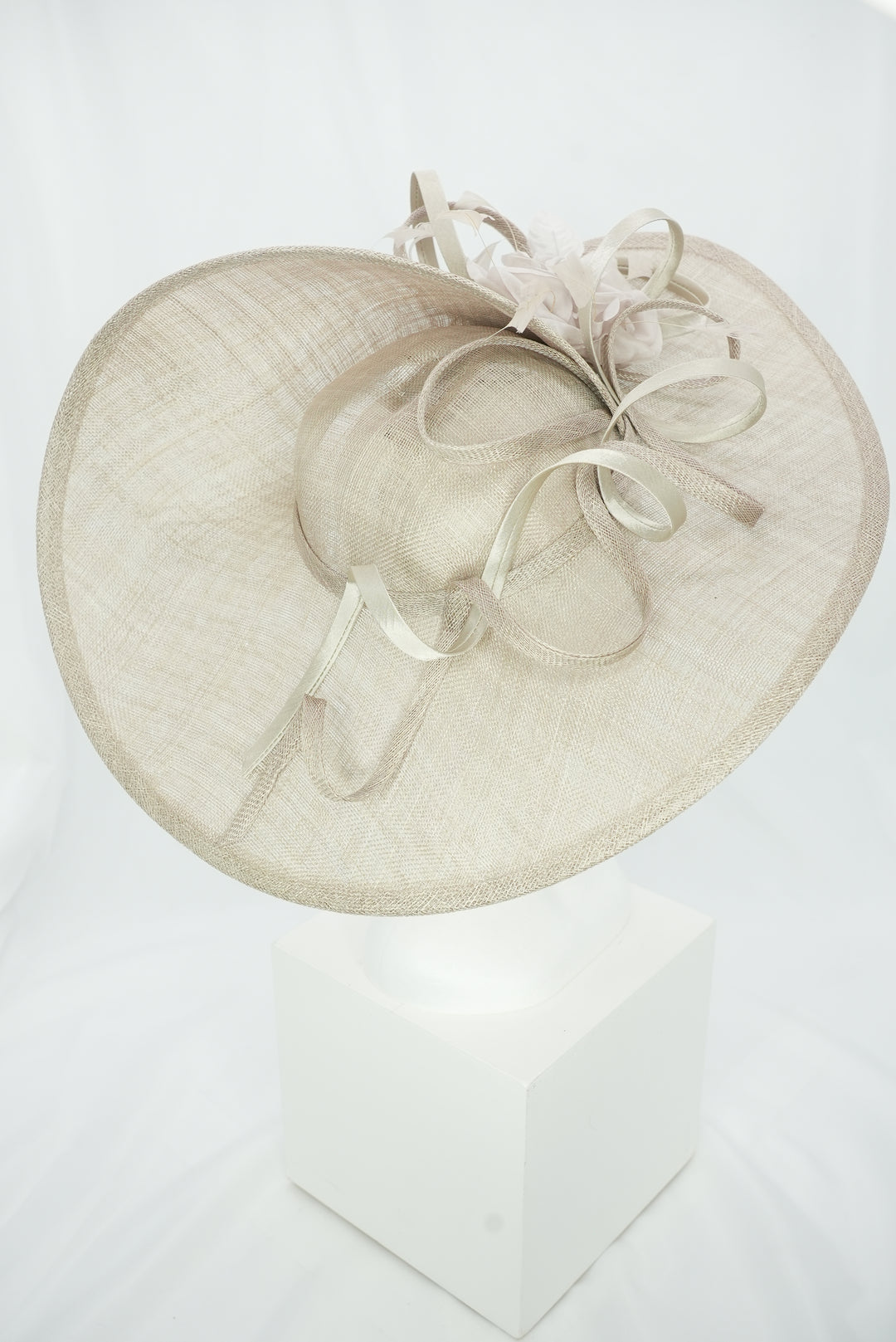 Großer Teller-Fascinator mit Blume dunkelbeige