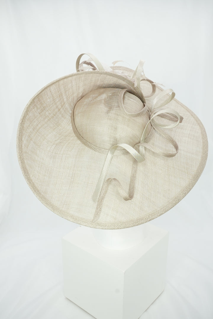 Großer Teller-Fascinator mit Blume dunkelbeige