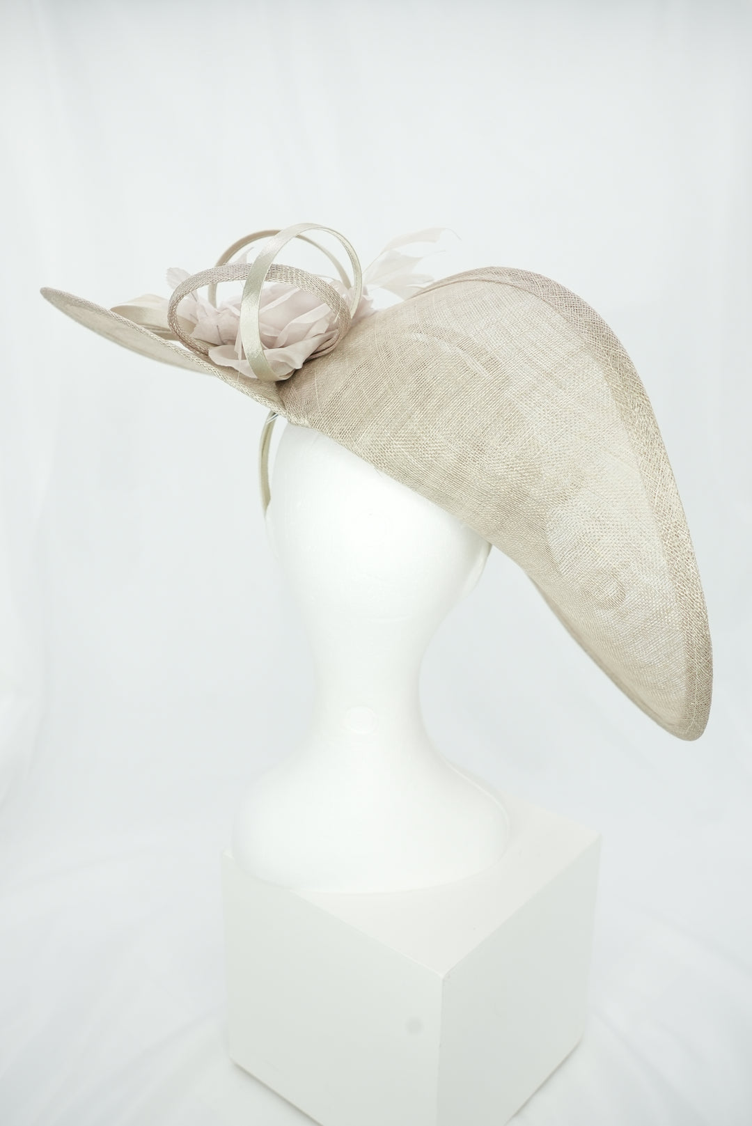 Großer Teller-Fascinator mit Blume dunkelbeige