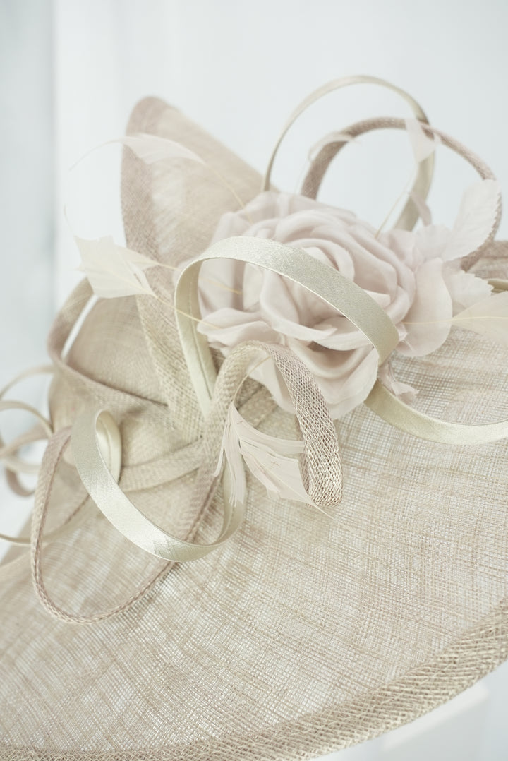 Großer Teller-Fascinator mit Blume dunkelbeige