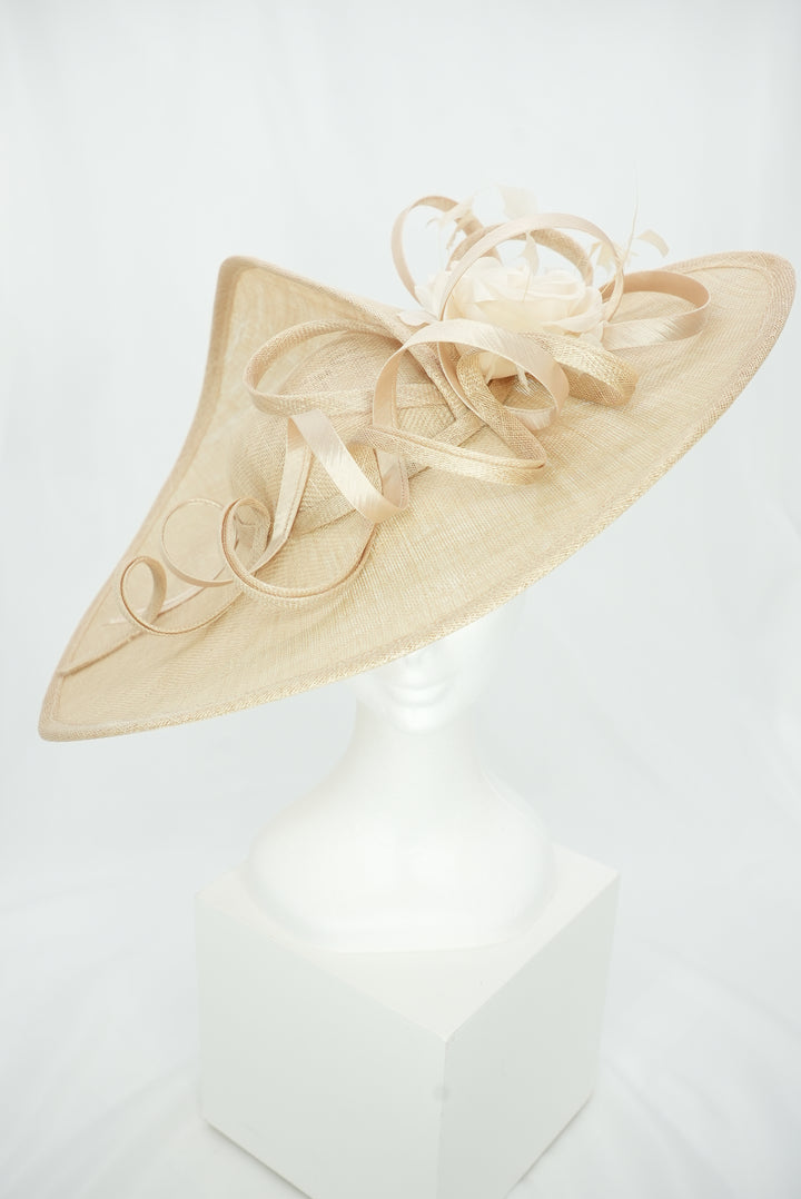 Großer Teller-Fascinator mit Blume hellbeige