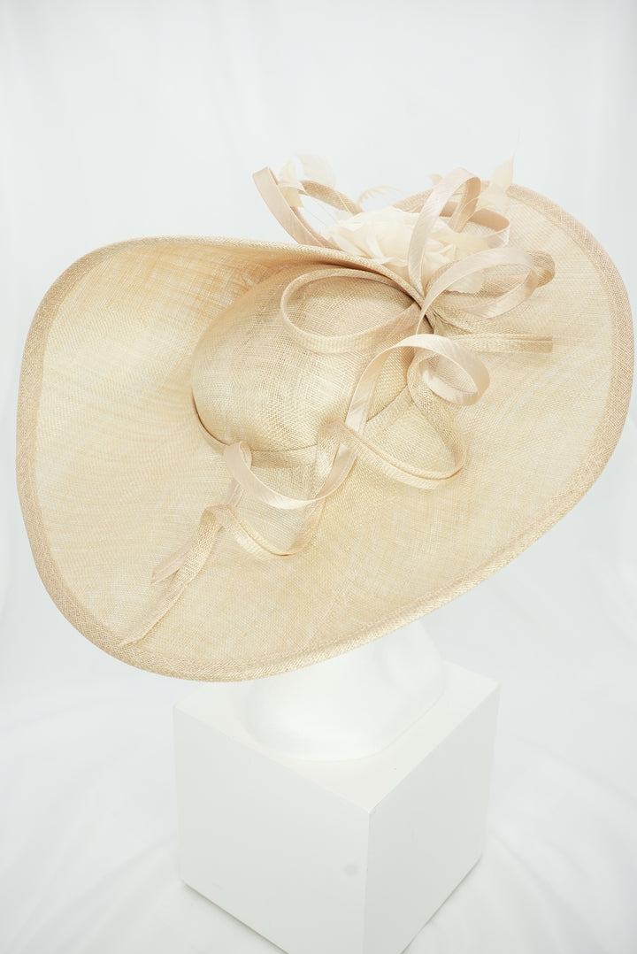 Großer Teller-Fascinator mit Blume hellbeige