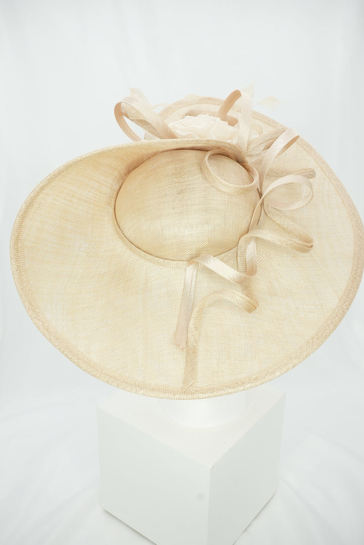 Großer Teller-Fascinator mit Blume hellbeige