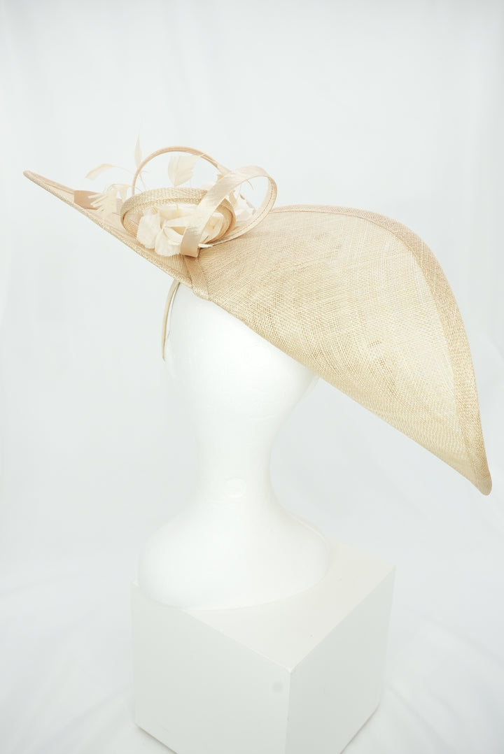Großer Teller-Fascinator mit Blume hellbeige