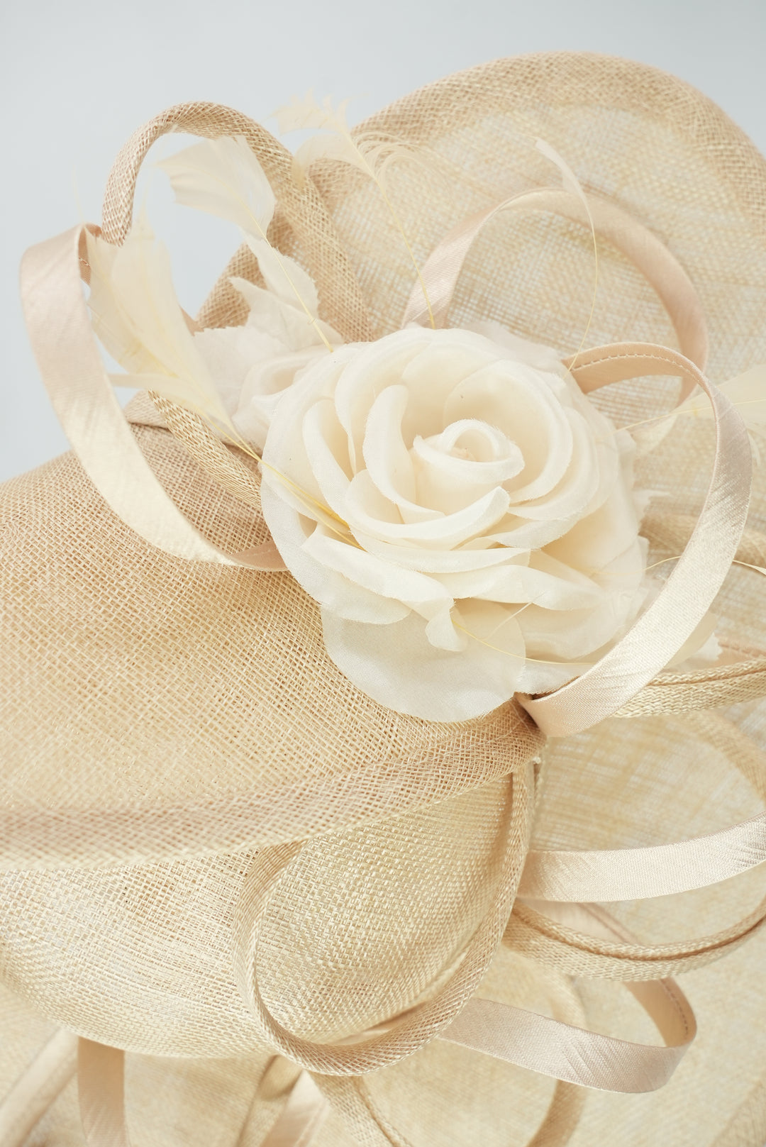 Großer Teller-Fascinator mit Blume hellbeige