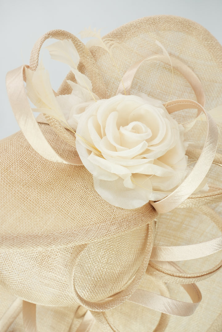 Großer Teller-Fascinator mit Blume hellbeige
