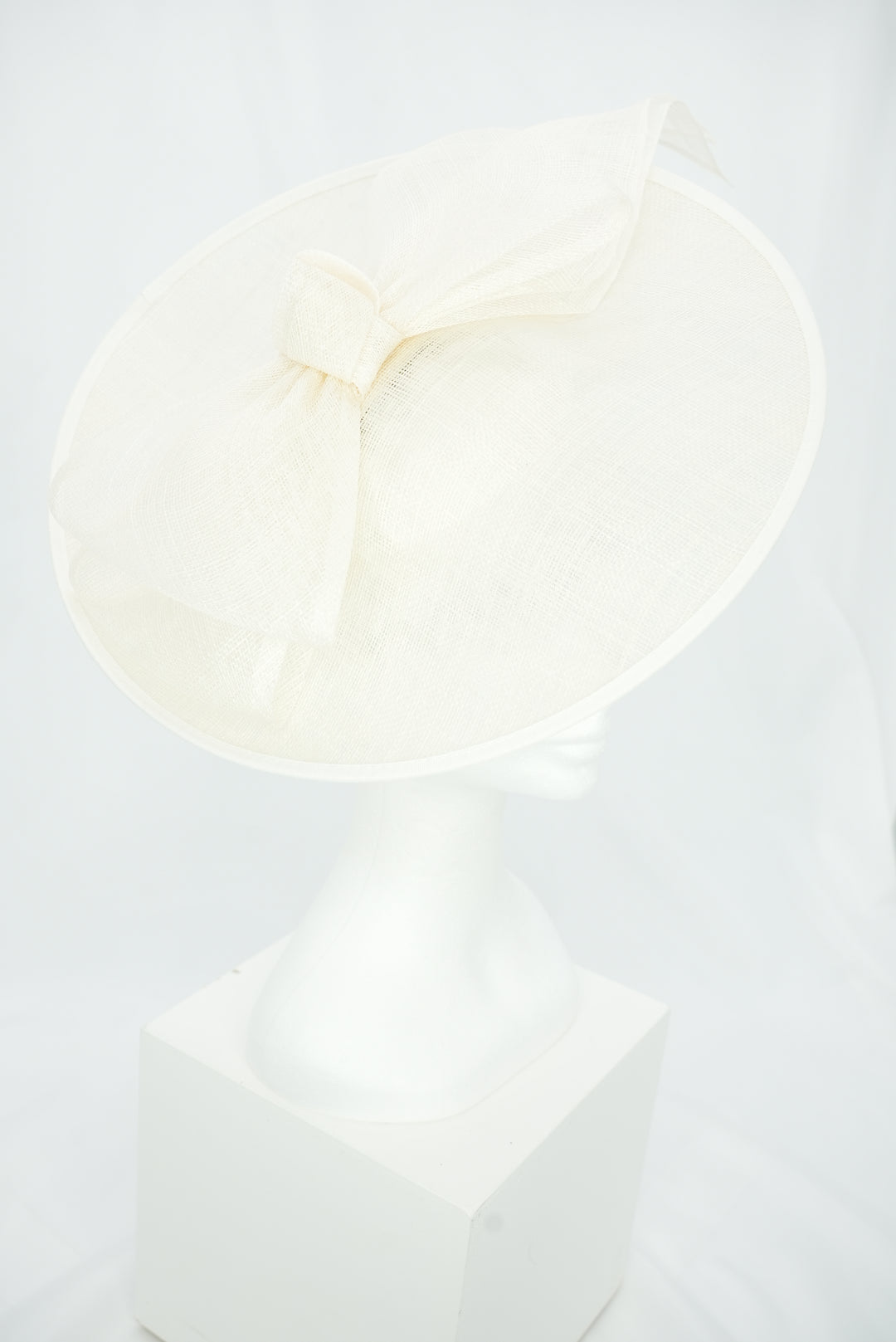 Fascinator Teller mit Schleife weiß