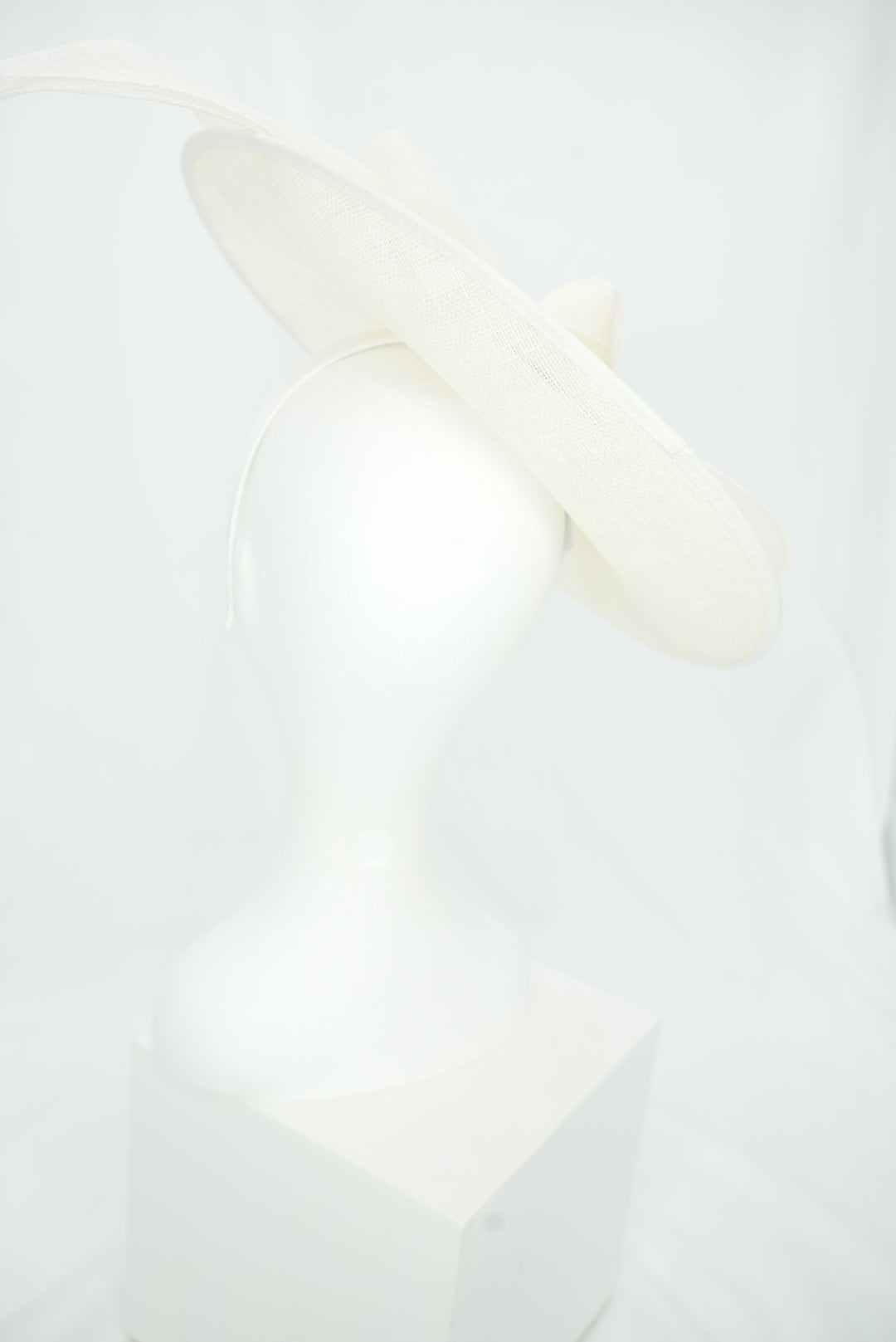 Fascinator Teller mit Schleife weiß