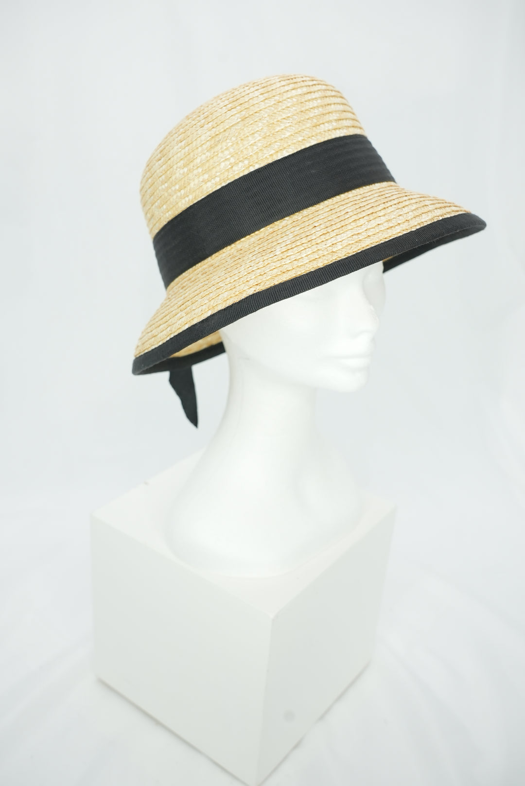 Strohhut "Glocke" schwarzer Rand und Schleife