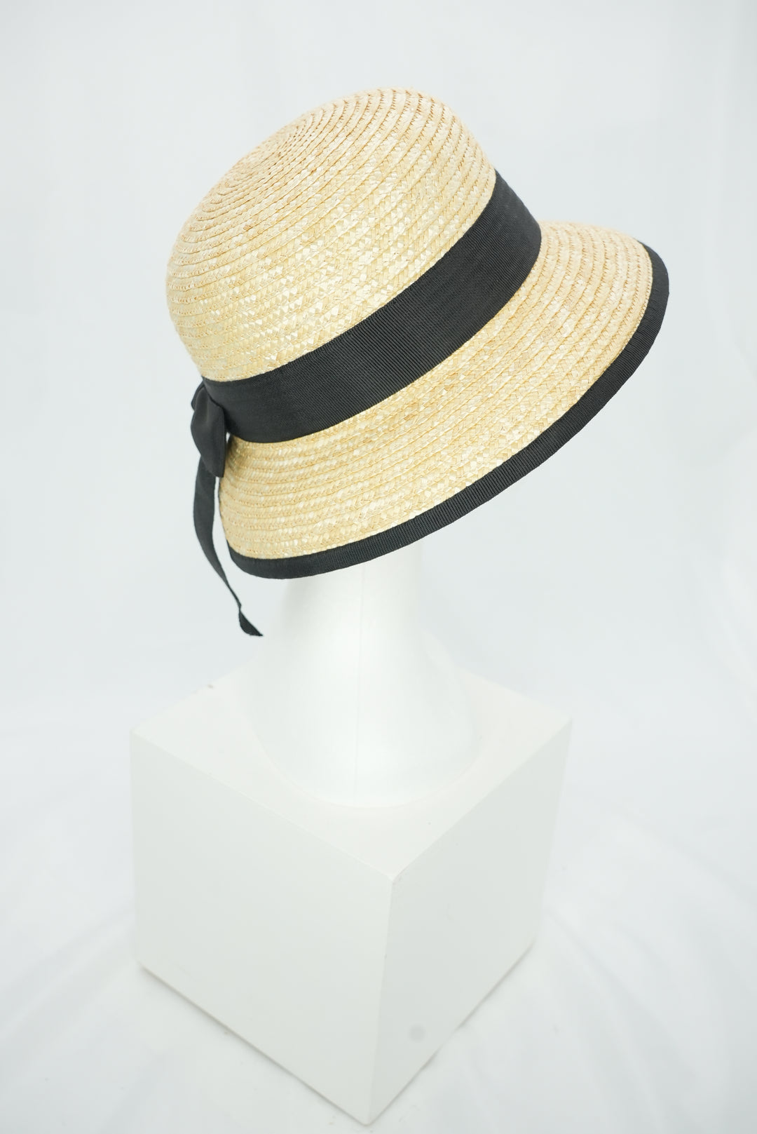 Strohhut "Glocke" schwarzer Rand und Schleife