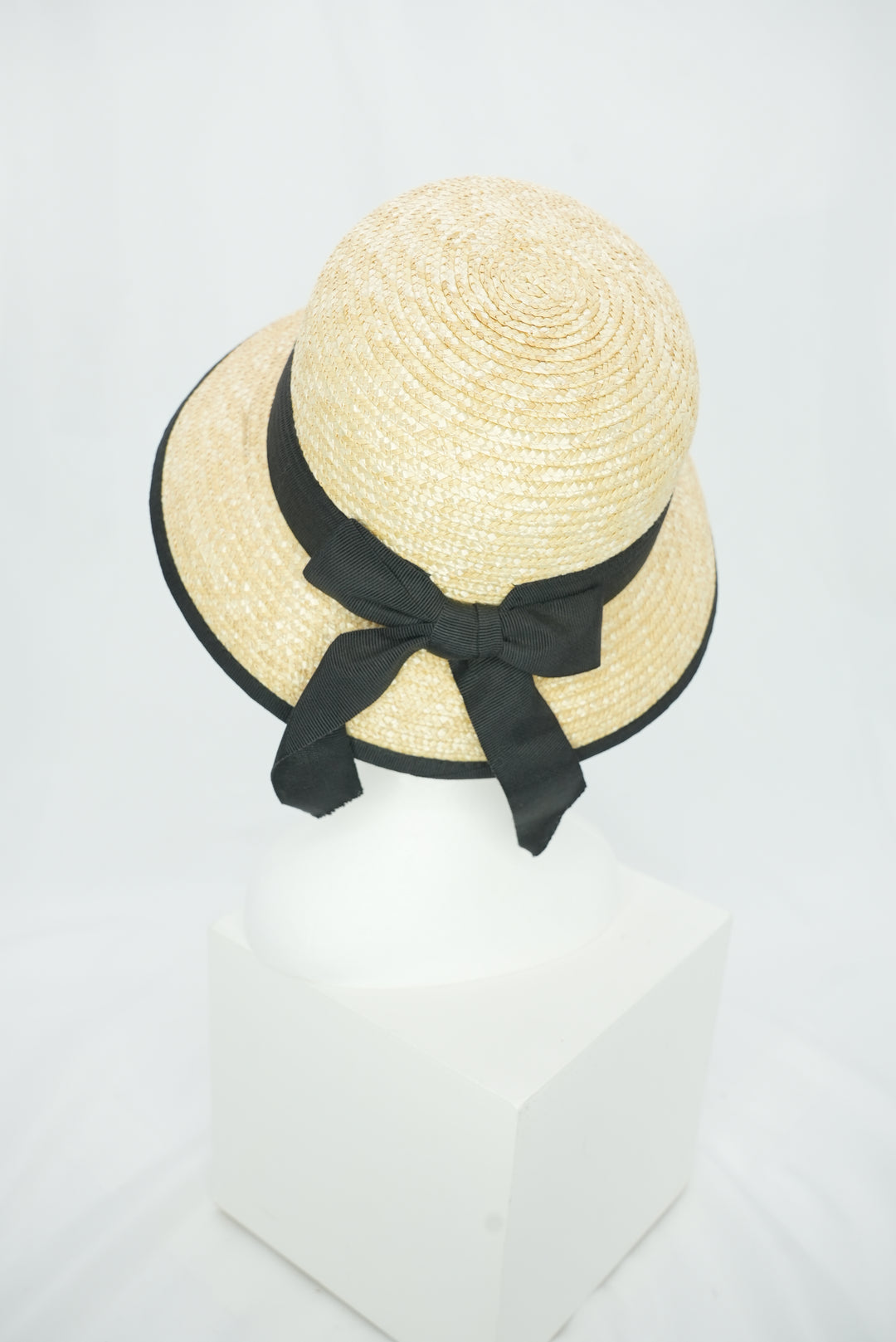 Strohhut "Glocke" schwarzer Rand und Schleife