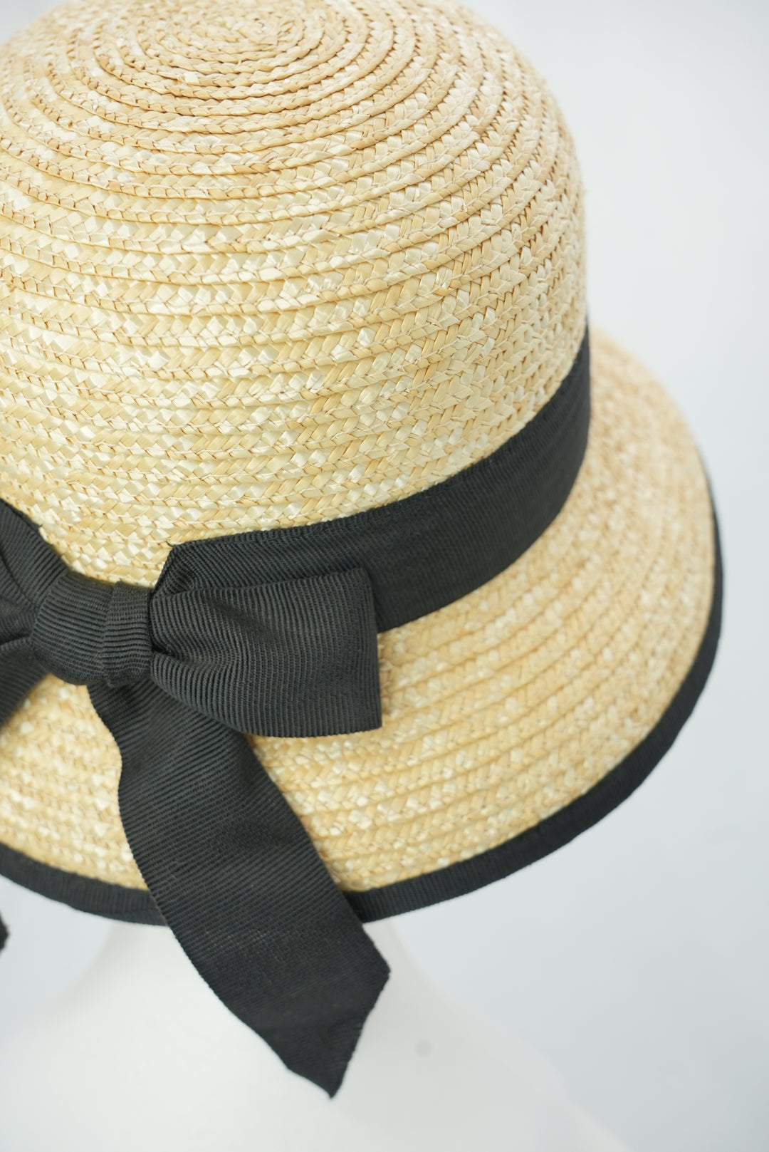 Strohhut "Glocke" schwarzer Rand und Schleife