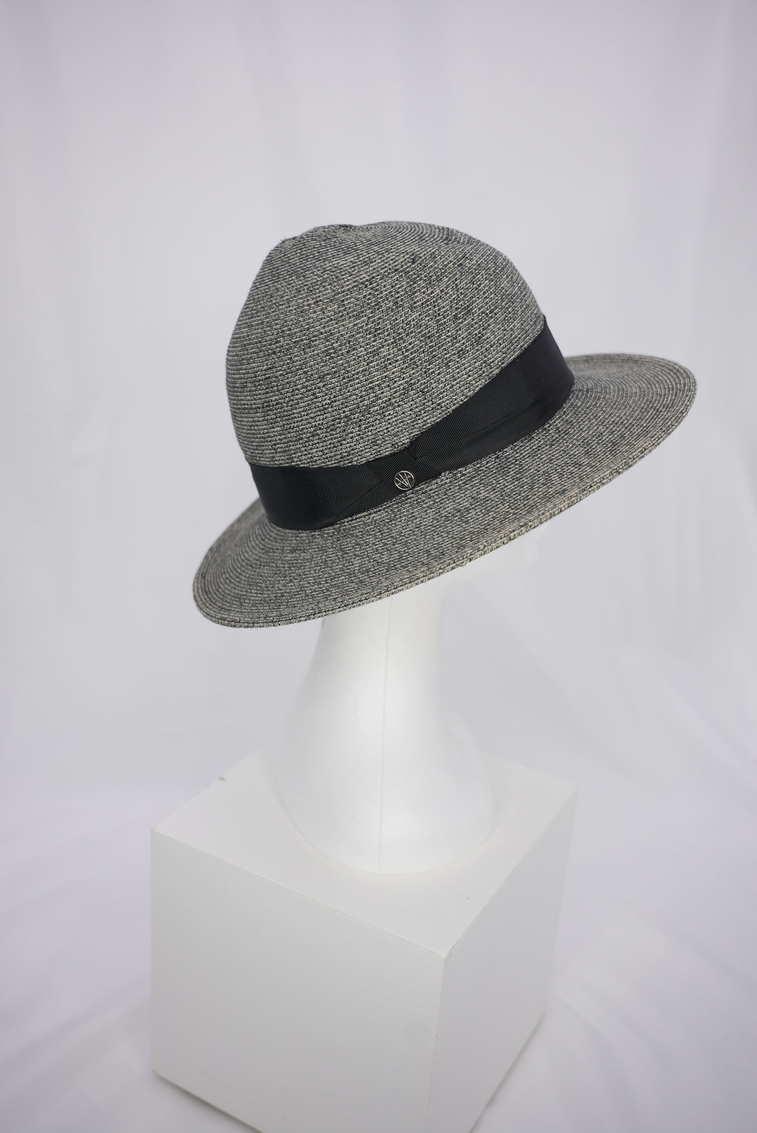 Paper Hut "grau mit schwarzem Band"