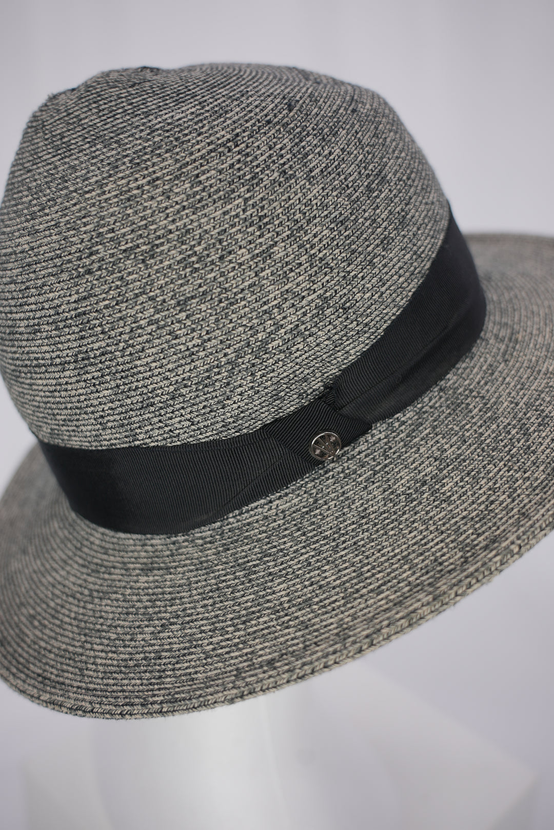 Paper Hut "grau mit schwarzem Band"