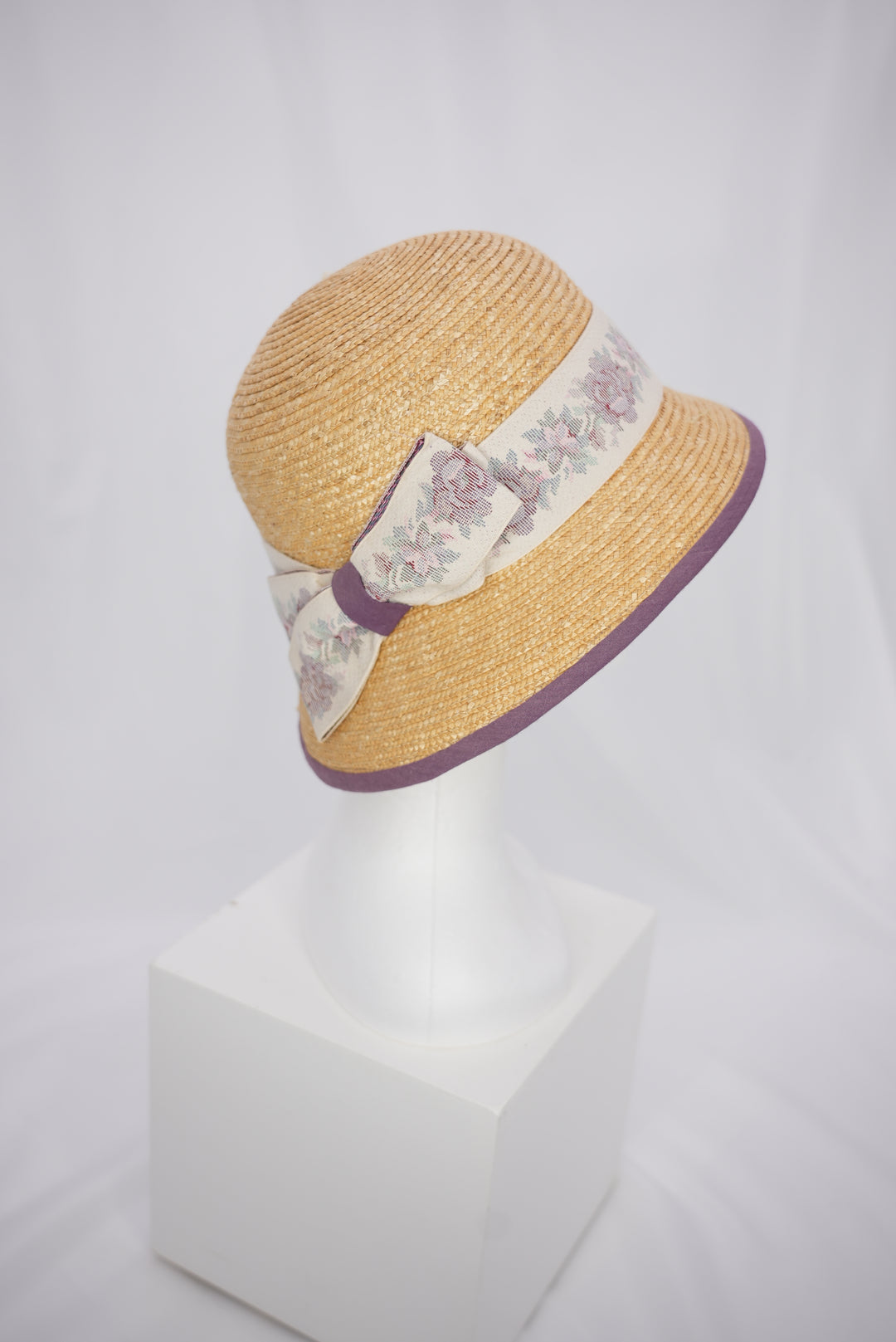 Strohhut "kleine Glocke" mit lila Rand