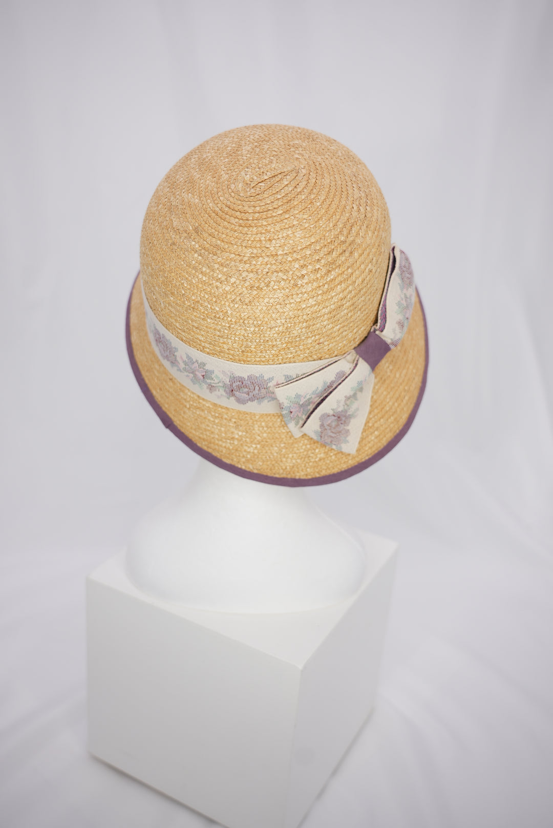 Strohhut "kleine Glocke" mit lila Rand
