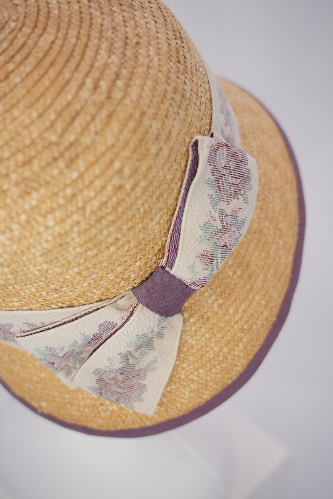 Strohhut "kleine Glocke" mit lila Rand
