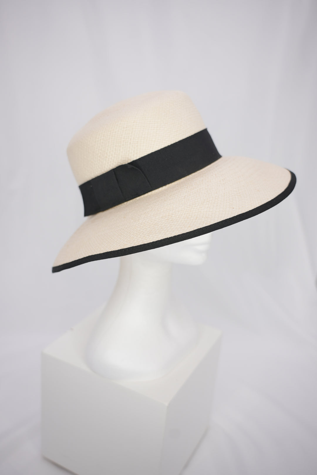 Strohhut "breite Krempe / schwarzes Band"