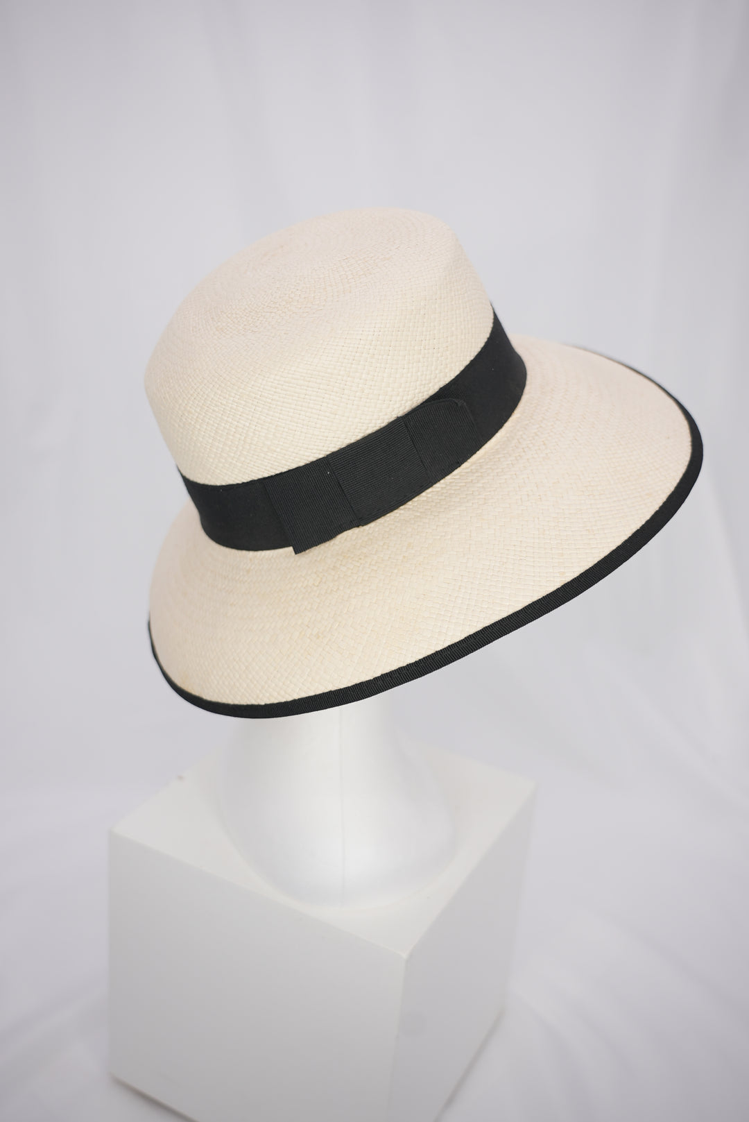 Strohhut "breite Krempe / schwarzes Band"