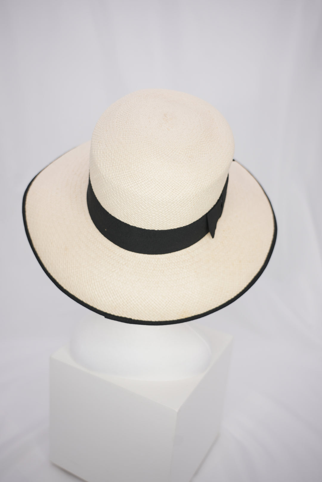 Strohhut "breite Krempe / schwarzes Band"
