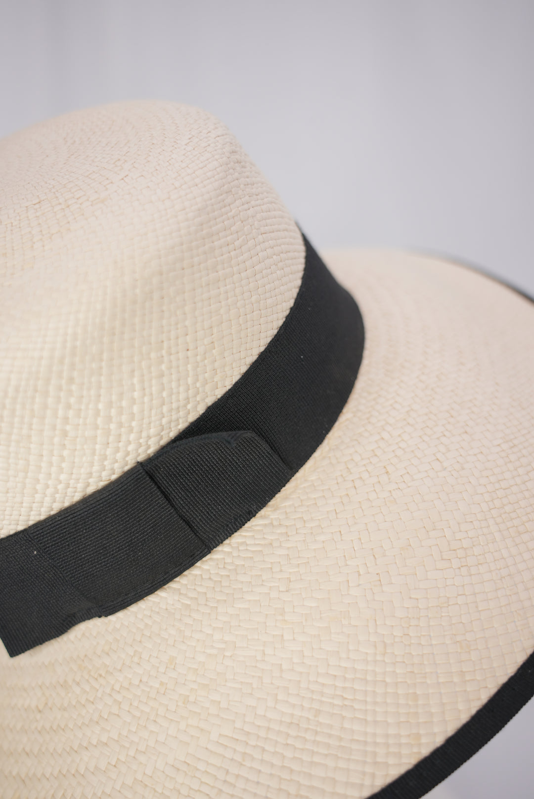 Strohhut "breite Krempe / schwarzes Band"