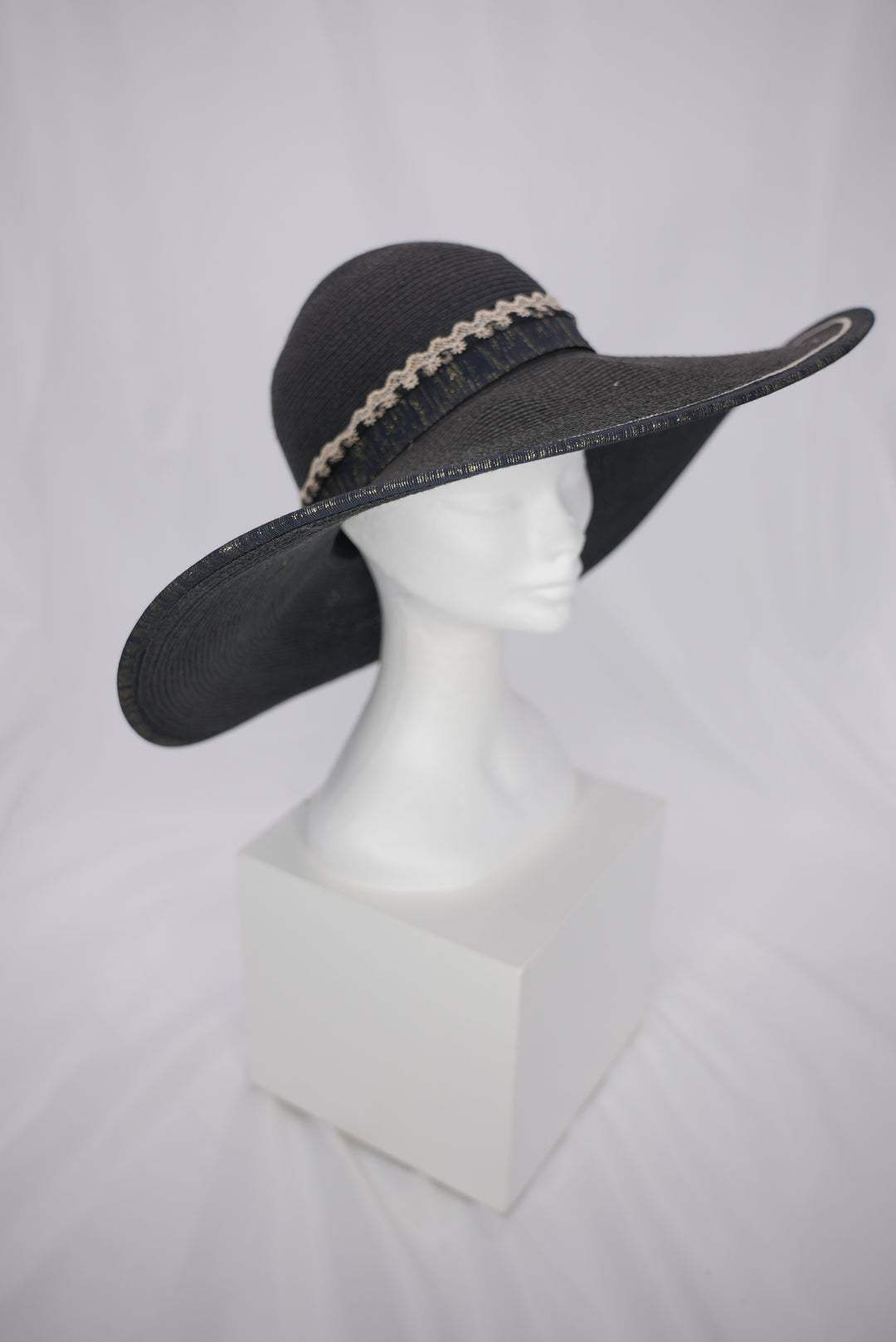 Strohhut mit Zierband