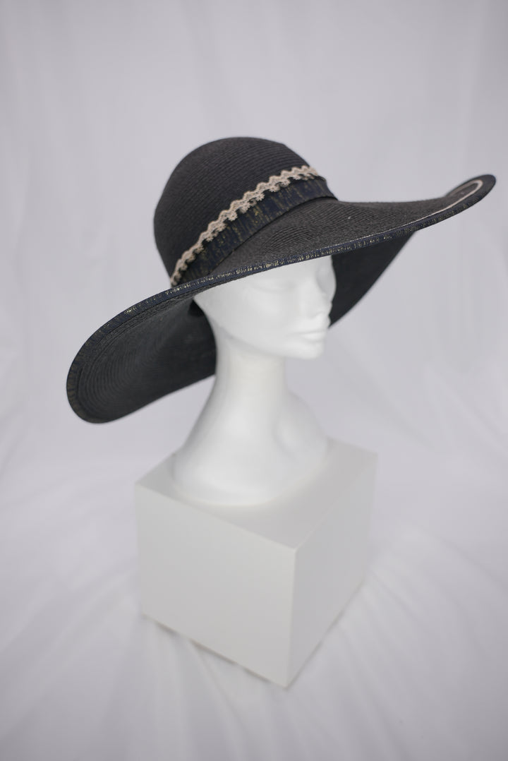 Strohhut mit Zierband