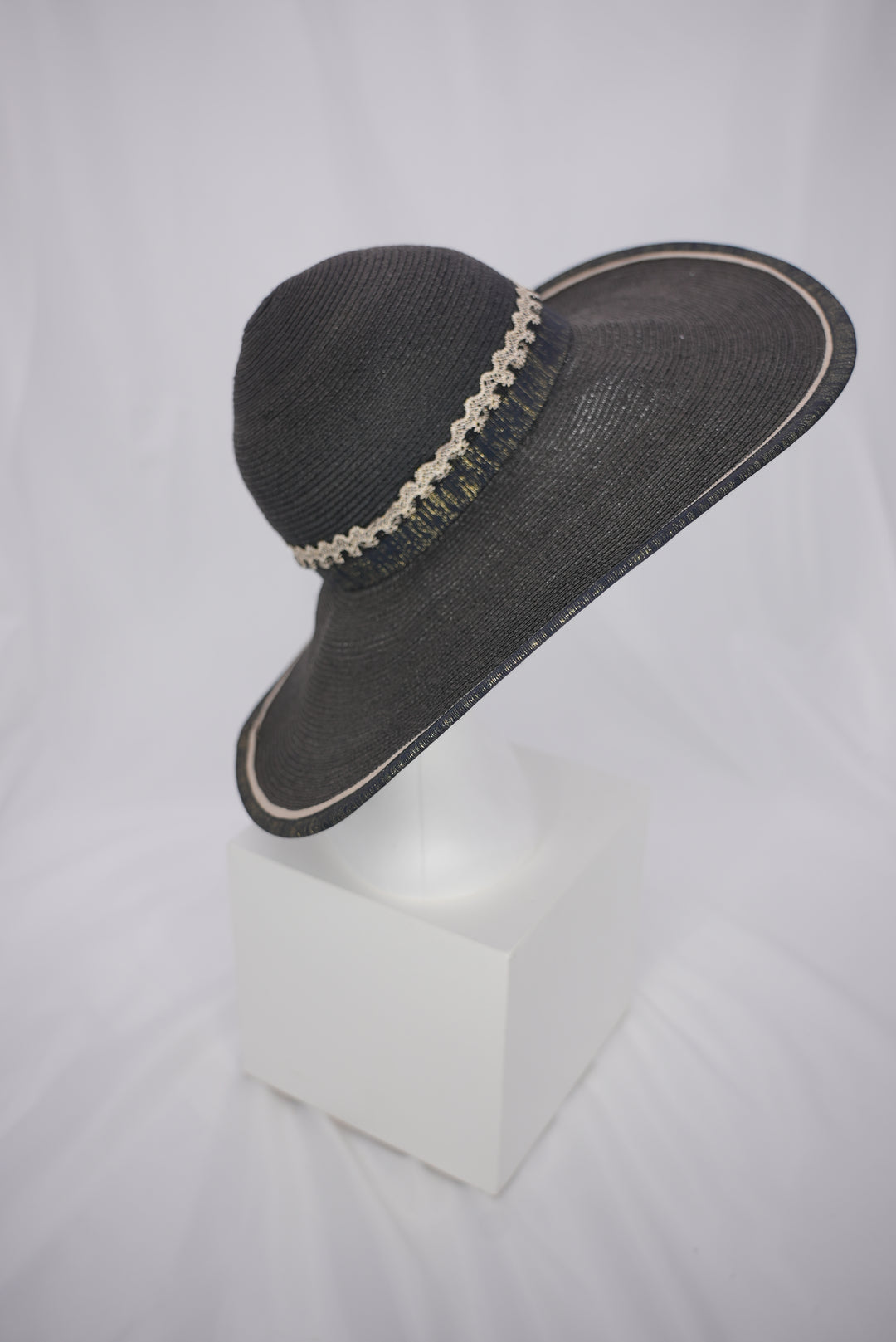 Strohhut mit Zierband