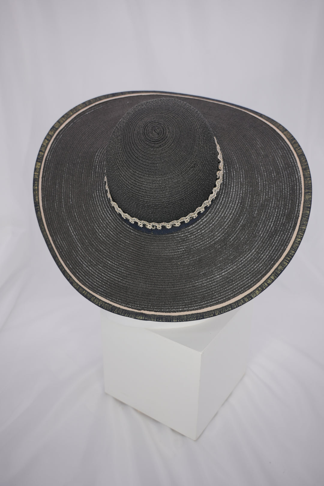 Strohhut mit Zierband