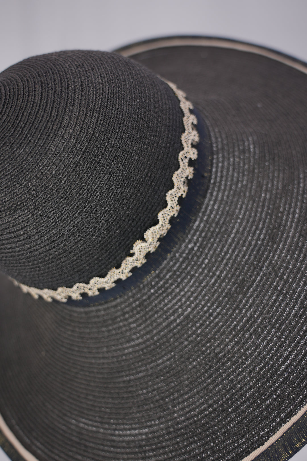 Strohhut mit Zierband