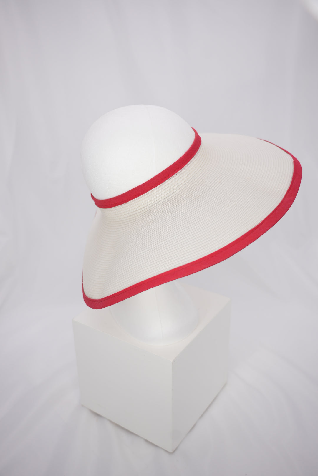 Strohschild "weiß mit rotem Rand"