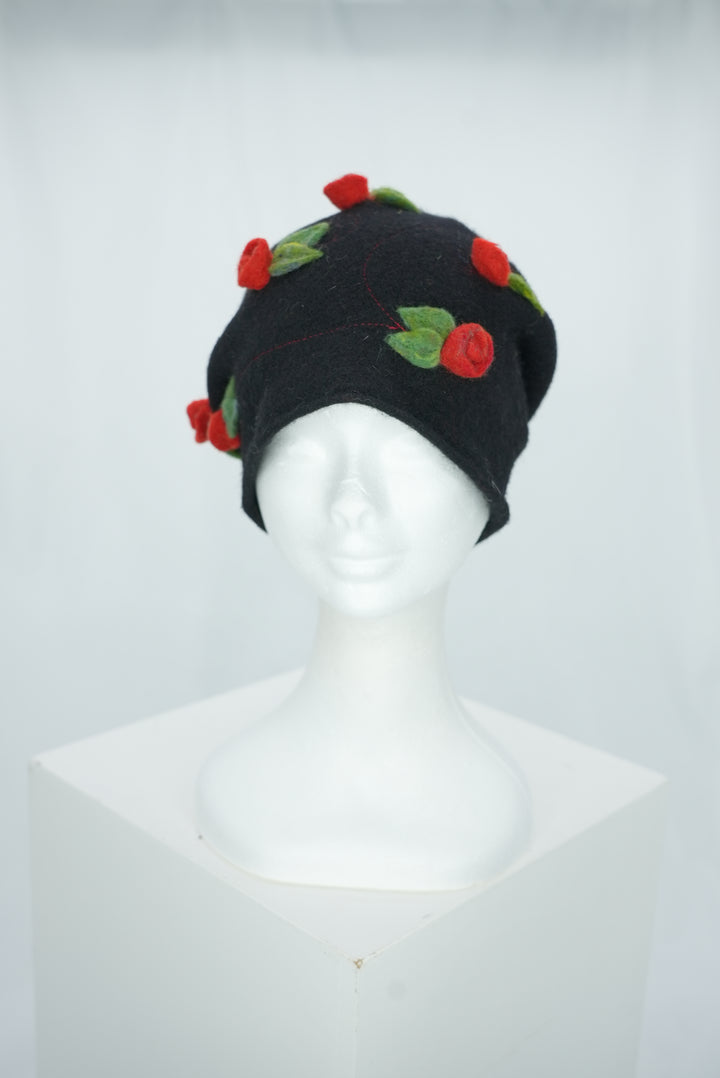 Damenmütze "Wolle Blumen schwarz"