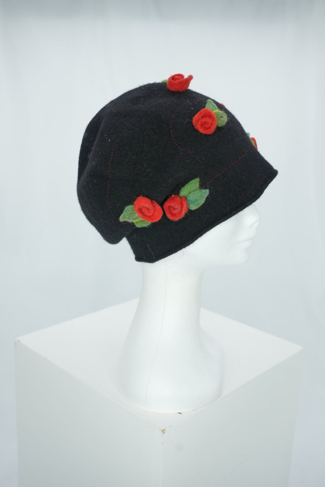 Damenmütze "Wolle Blumen schwarz"