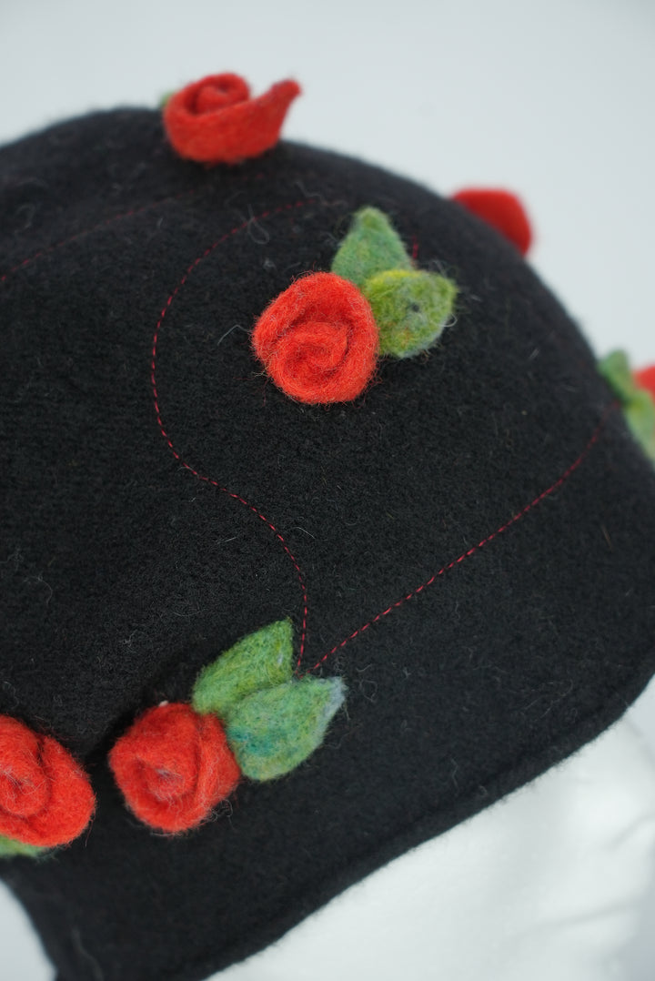 Damenmütze "Wolle Blumen schwarz"